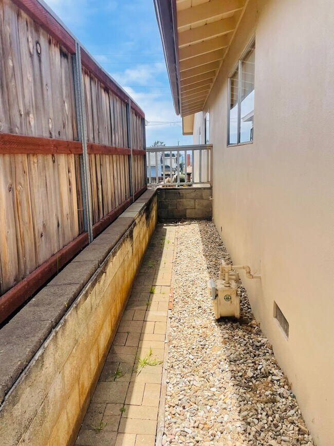 Building Photo - Three bedroom home in The Heights area of Morro Bay