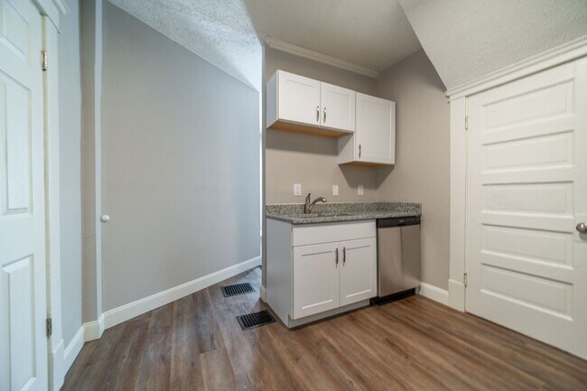Building Photo - 810 Miller Ave