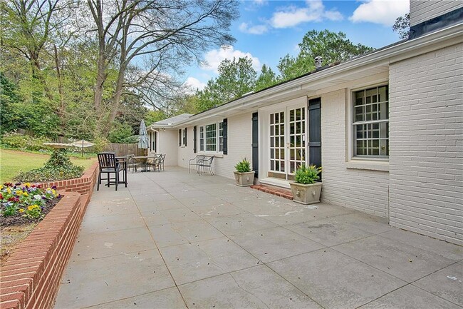 Building Photo - 338 Lakemoore Dr NE