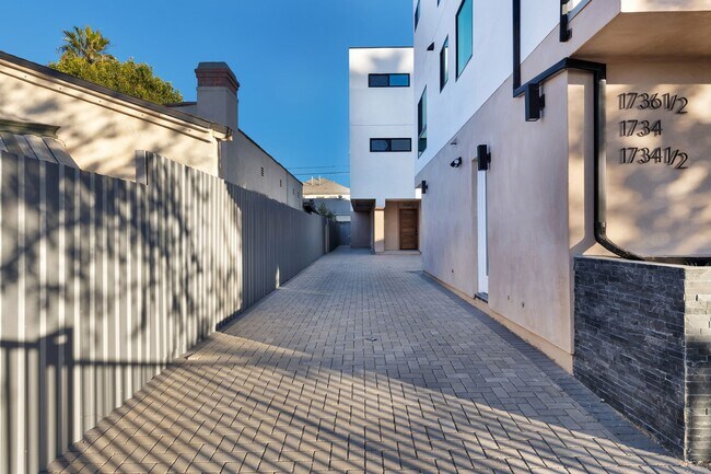Building Photo - 1734 Carmona Ave