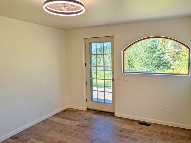 Building Photo - Fully Remodled Cabin in Palmer Lake with A...