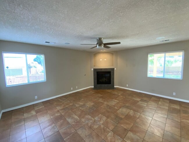 Building Photo - 4 Bedroom Home Available Near Golf Course ...