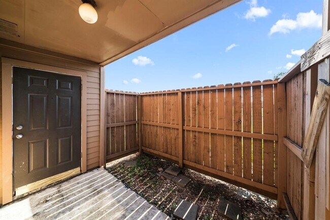 Building Photo - 10555 Turtlewood Ct