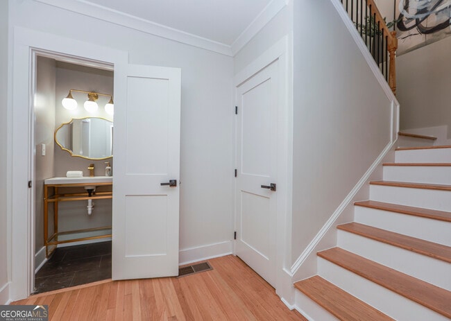 Building Photo - 2908 N Hills Dr NE