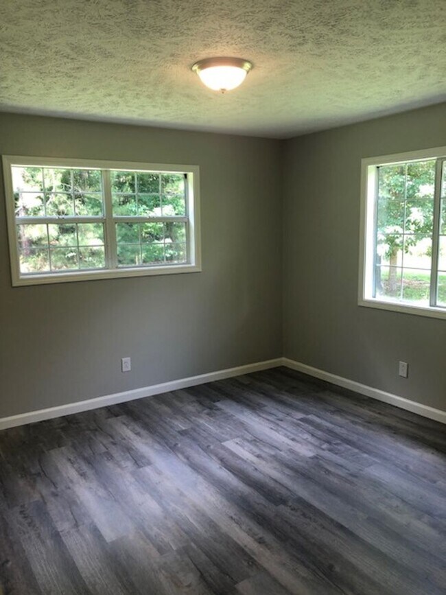Building Photo - Renovated 4 Bedroom 2 Bath Home for Rent!!