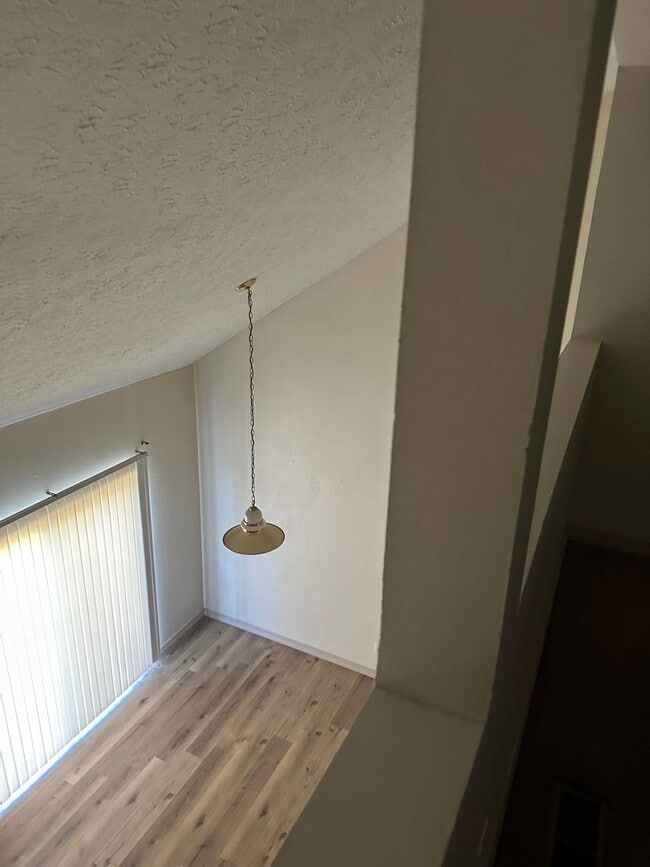Building Photo - New laminate floors