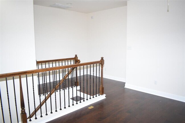 Building Photo - 3001 Tempe Dr