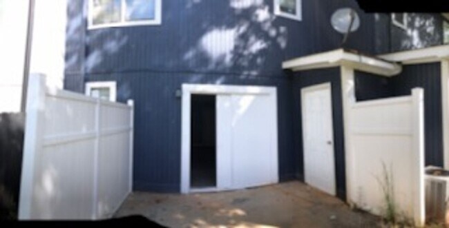 Building Photo - ONE MONTH FREE RENT! Newly Remodeled 2Bed/...