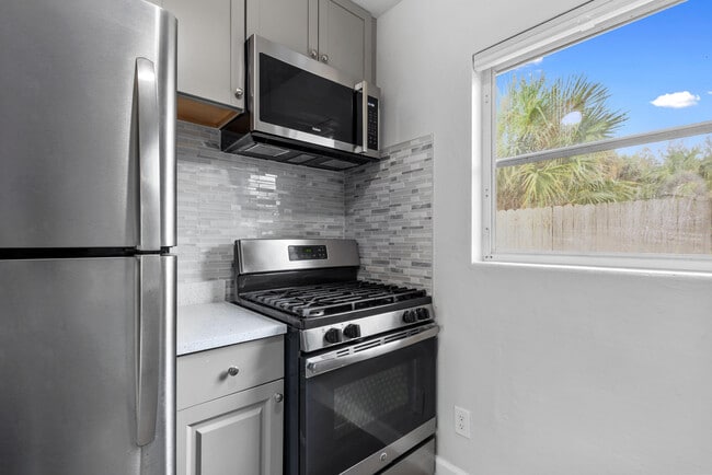 Building Photo - 4916 N Flagler Dr