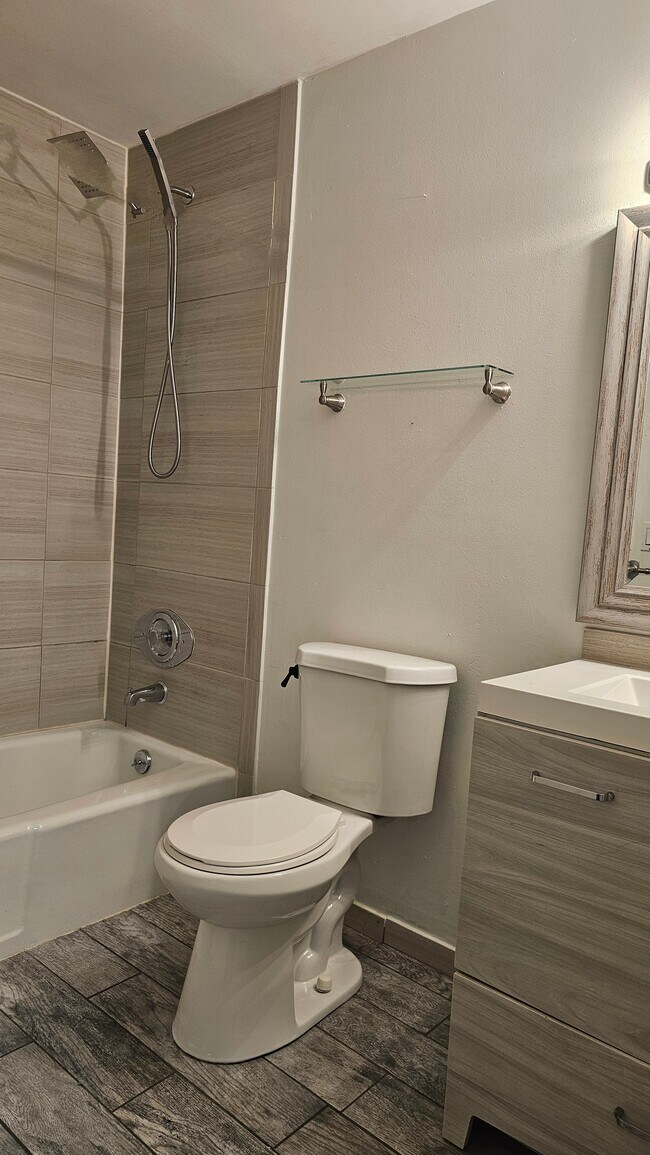 MAIN BATHROOM - 1500 SW Skyline Blvd