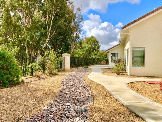 Building Photo - Wonderful Single Story Home, Quiet Neighbo...
