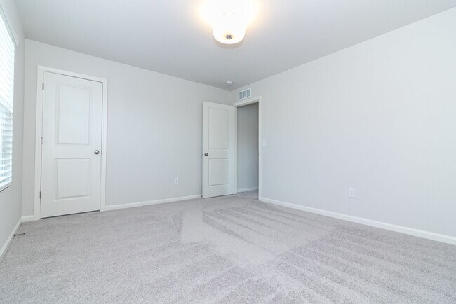 Building Photo - 104 Ashwood Ave