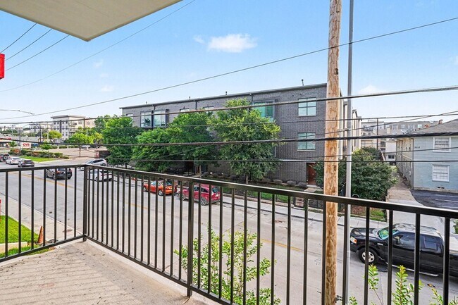 Building Photo - 2217 N Fitzhugh Ave