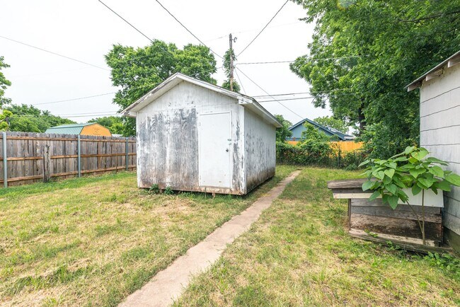 Building Photo - Beautiful 2 Bed 1 Bath in Quiet Area