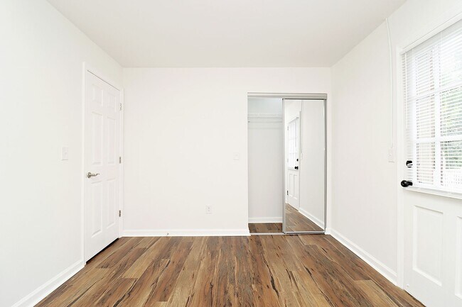Building Photo - Beautifully Renovated Downtown Basement Ap...