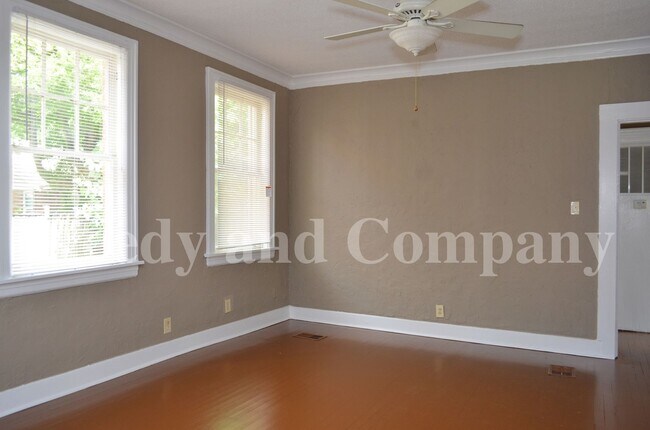 Building Photo - FIRST MONTH FREE; Adorable Duplex in Crosstown Area!
