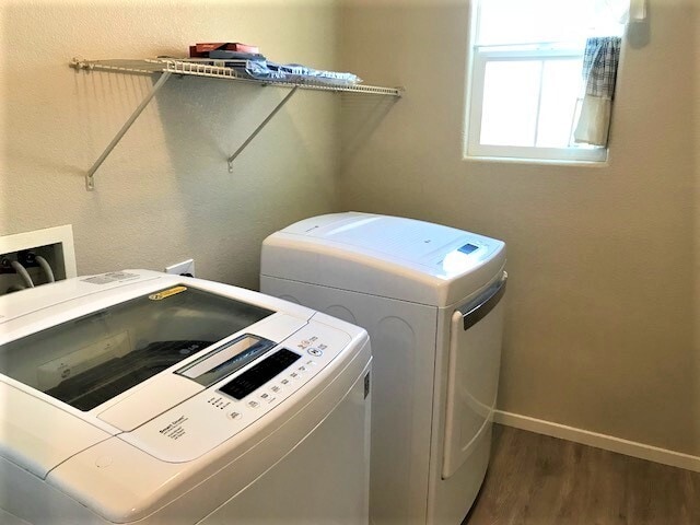 Building Photo - UPDATED 3 BED, 2.5 BATH, 1127 SQ FT