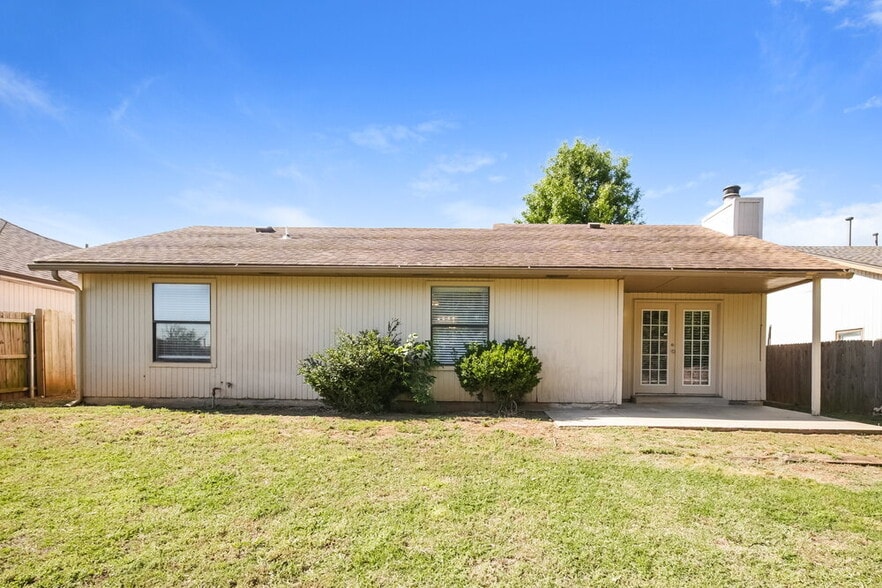 Building Photo - 9705 Oaktree Terrace