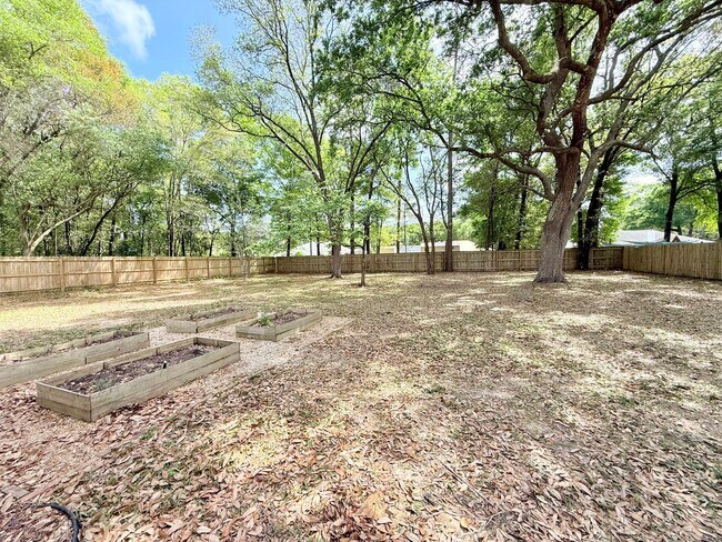 Building Photo - Spacious 3-Bed/2-Bath With Large Backyard