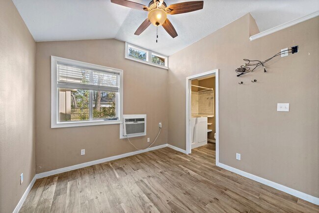 Building Photo - Gorgeous 4 bed/2.5 bath two story home in ...