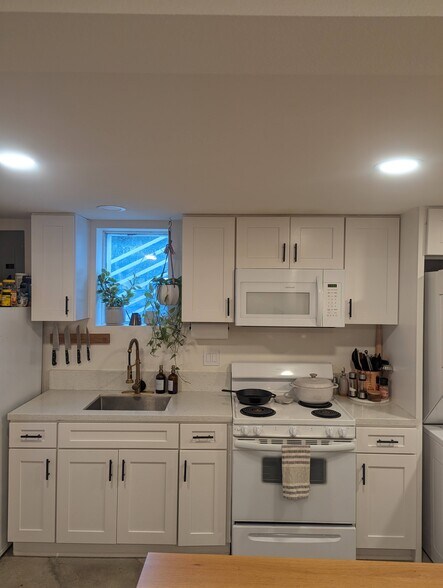 Building Photo - 732 Cedar Ave