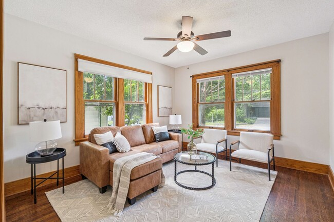 Building Photo - Cute 4 Bedroom 2 Bath Bungalow with a fenc...