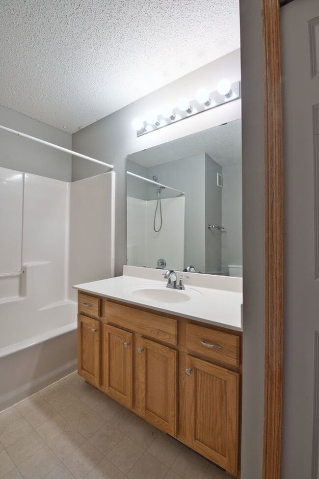 Building Photo - Like New 2 Bed/2 Bath Townhome With Amenities And Attached Garage