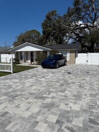 Building Photo - NEWLY RENOVATED Home For Rent in Tampa!