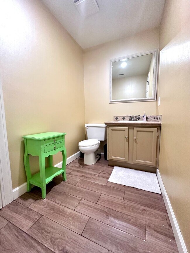 Building Photo - Beautiful 3B/3.5B Waterfront Fully Furnish...