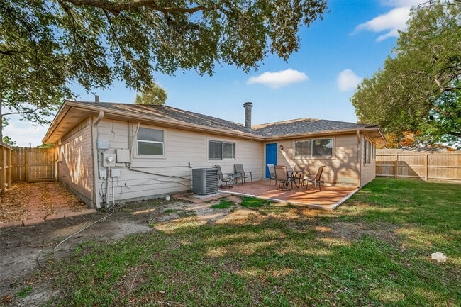 Building Photo - 17043 Coachmaker Dr