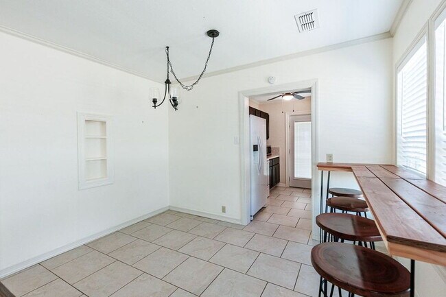 Building Photo - Cute 2 Bedroom Close to Texas Tech