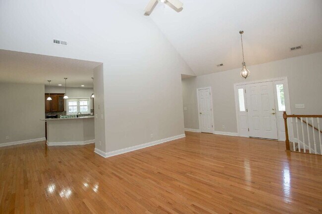 Building Photo - "Spacious 3-Bedroom Retreat with 3200 Sq Ft of Comfort in Seven Lakes!"