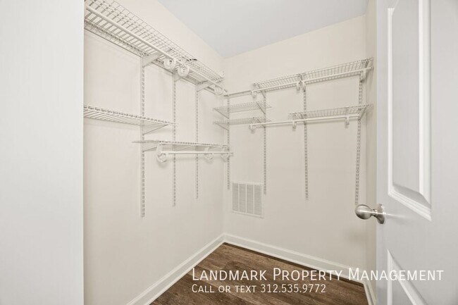 Building Photo - 2622 W Diversey Ave