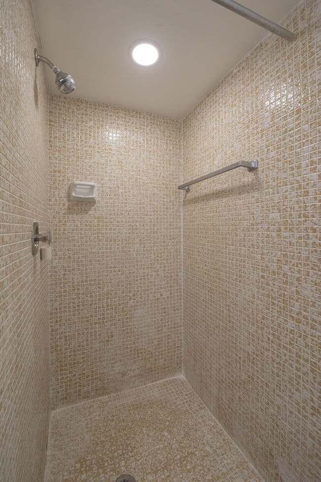 Building Photo - 473 Burgundy N