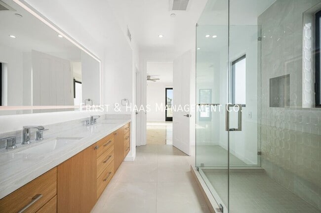 Building Photo - 1724 Bluff Pl