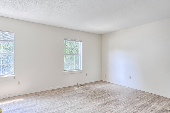 Building Photo - English Creek- Casa