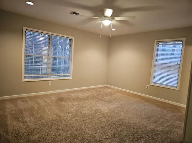 Building Photo - CHARMING 2 BEDROOM TOWNHOME-1/2 MILE FROM ...