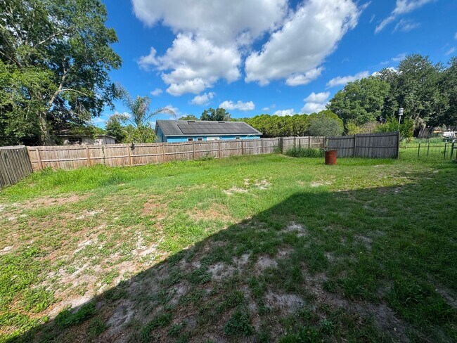 Building Photo - Spacious Lakeland 3-Bedroom Home with 2-Car Garage & Large Driveway