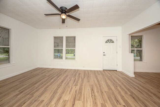 Building Photo - Freshly Renovated Rental Property!