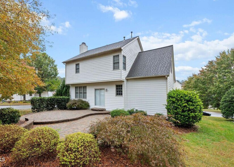 Building Photo - Room in Single Family Home on College Ave