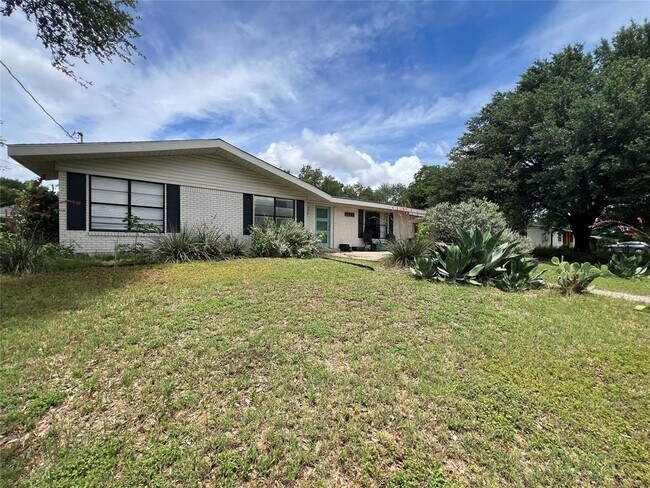Building Photo - 11702 Oak Trail