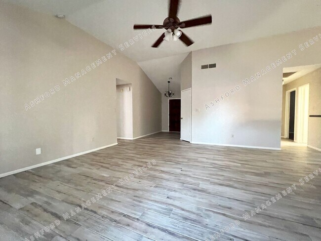Building Photo - 3 BEDROOM 2 BATH IN HEART OF CHANDLER WITH...