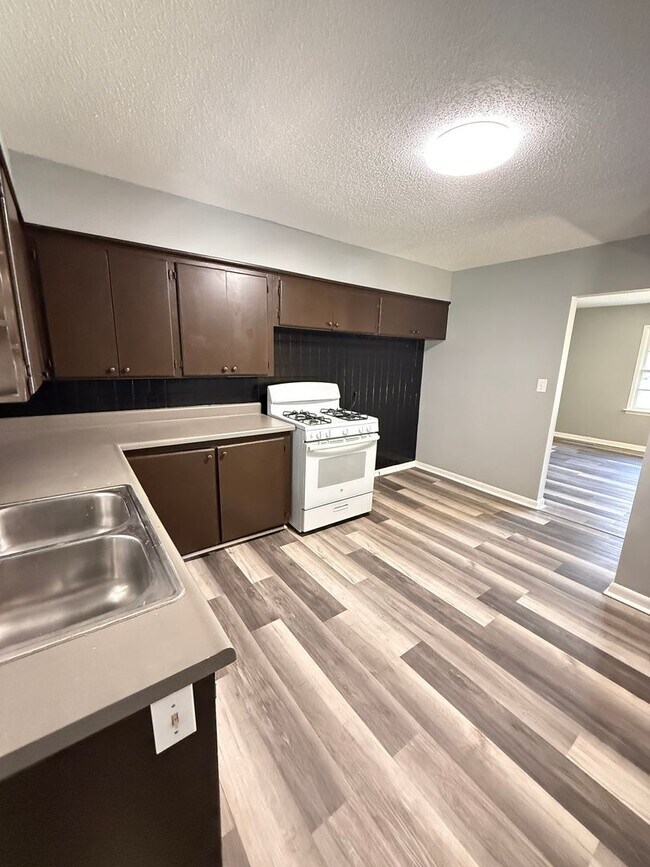 Building Photo - 4 bedroom/1 bath/detached storage building