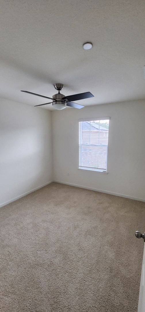 Building Photo - Newer Centrally Located Beauty!