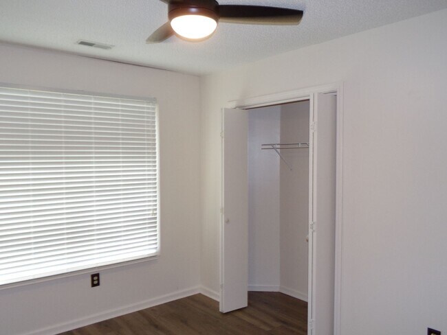 Building Photo - 127 Village Ct