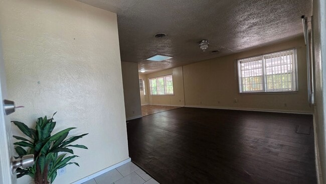 Building Photo - 4 Bedroom 2 Bath Single Family Home w/ 2 Bonus Rooms