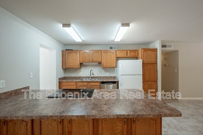 Building Photo - 522 E Balboa Dr