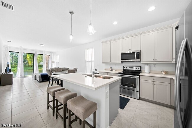 Building Photo - 5535 Useppa Dr
