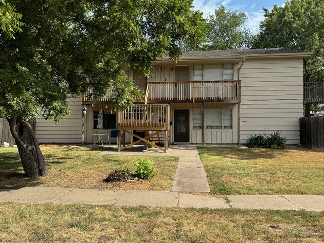 Primary Photo - 2 Bedroom, 1 Bathroom, Upstairs unit with ...