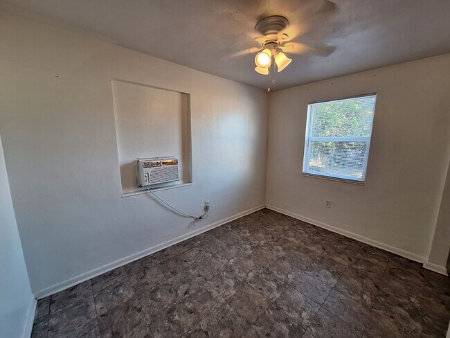 Building Photo - 3/2 Single Family Home available in Pt Charlotte